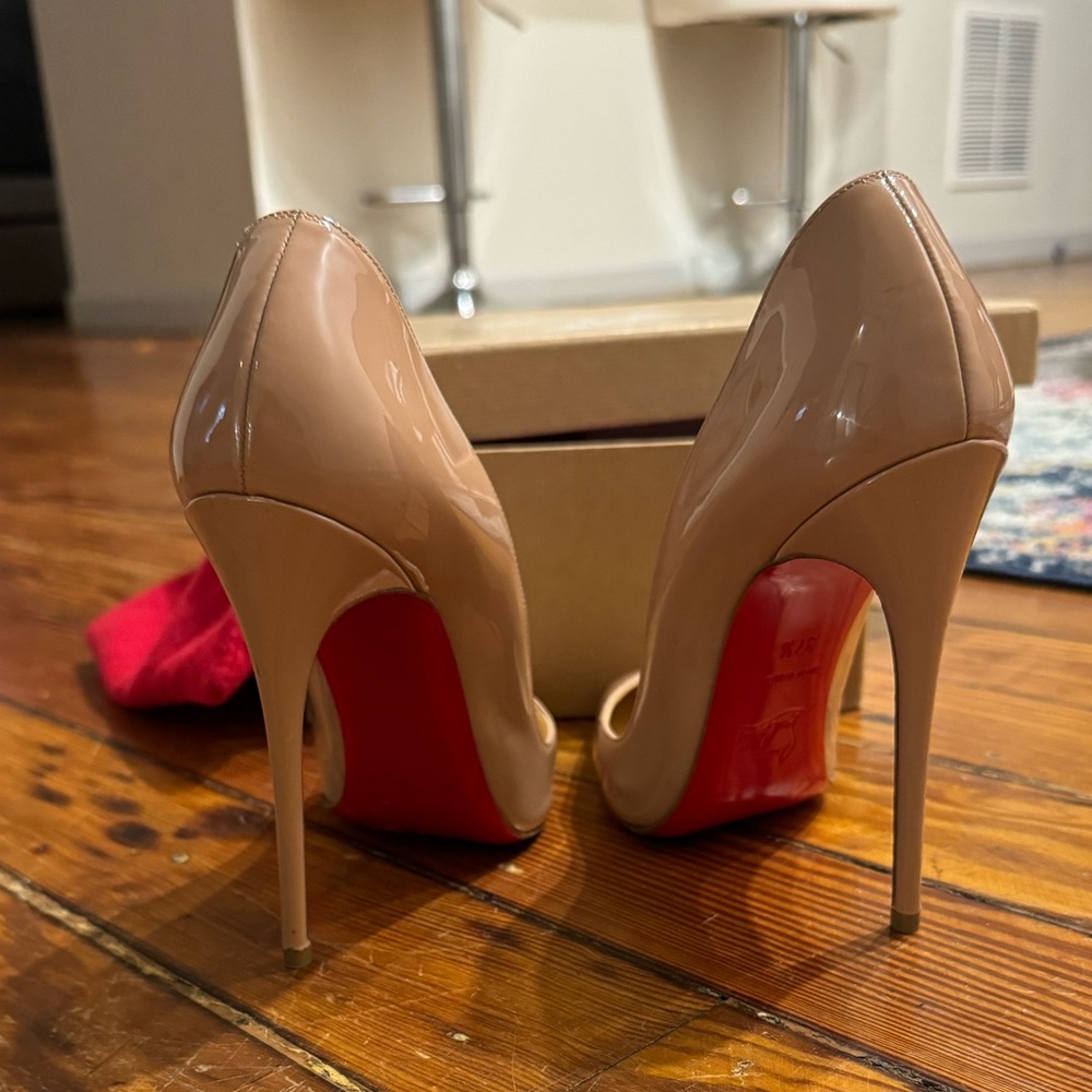 Christian Louboutin So Kate size 37 1/2 nude